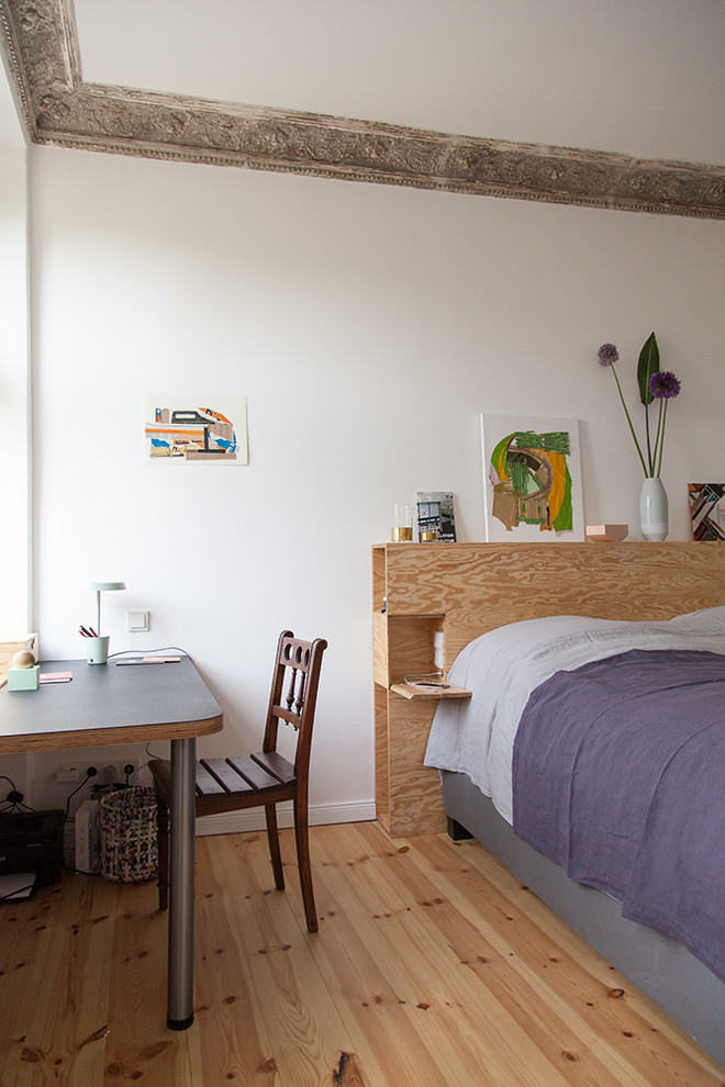 Mittelgroßes Eklektisches Hauptschlafzimmer mit weißer Wandfarbe, hellem Holzboden und braunem Boden in Berlin