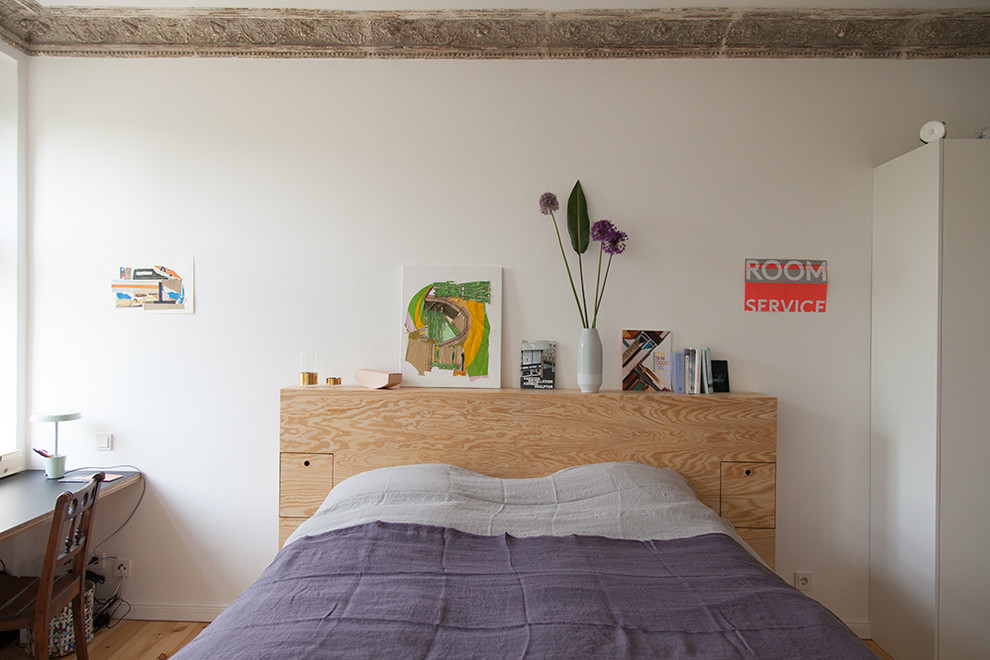 Пример оригинального дизайна: хозяйская спальня среднего размера в скандинавском стиле с белыми стенами, светлым паркетным полом и коричневым полом