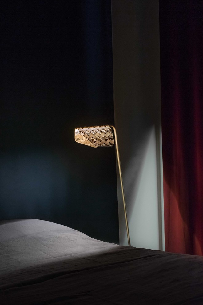 Источник вдохновения для домашнего уюта: хозяйская спальня среднего размера в скандинавском стиле с синими стенами, темным паркетным полом, стандартным камином, фасадом камина из штукатурки и коричневым полом