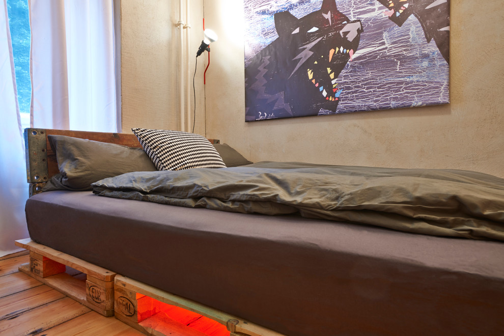 ベルリンにある中くらいなラスティックスタイルのおしゃれな主寝室 (暖炉なし、グレーの壁、淡色無垢フローリング、茶色い床)