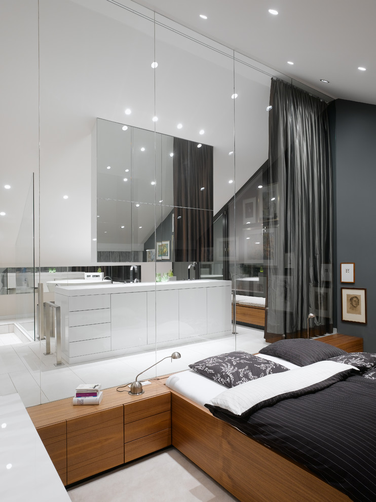 На фото: хозяйская спальня среднего размера: освещение в современном стиле с серыми стенами и ковровым покрытием без камина