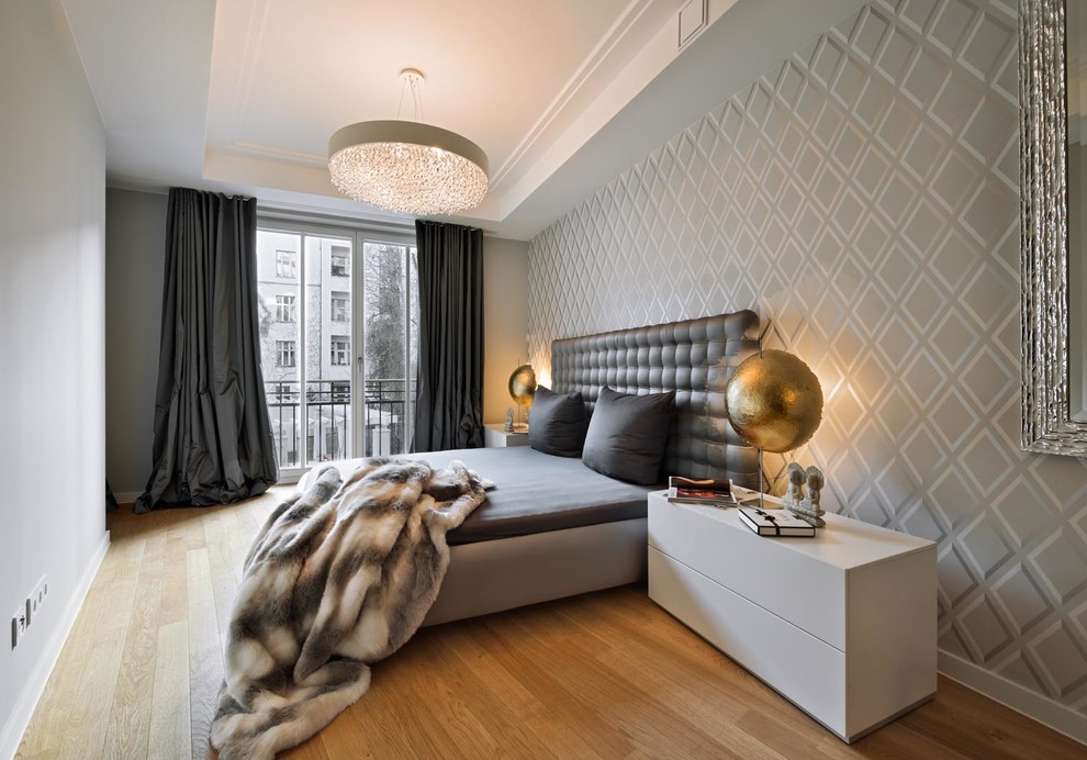 Mittelgroßes Modernes Hauptschlafzimmer ohne Kamin mit grauer Wandfarbe und hellem Holzboden in Berlin