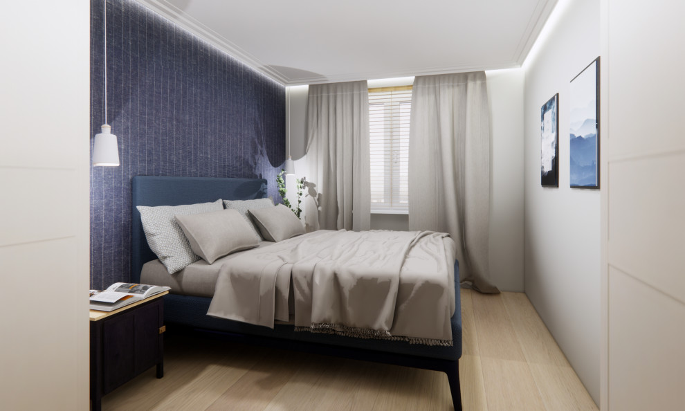 Ispirazione per una camera da letto country di medie dimensioni con pareti blu e parquet chiaro