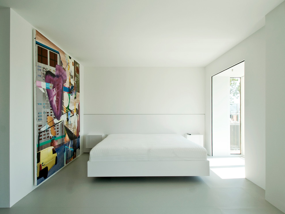 Mittelgroßes Modernes Hauptschlafzimmer ohne Kamin mit weißer Wandfarbe und Betonboden in Berlin