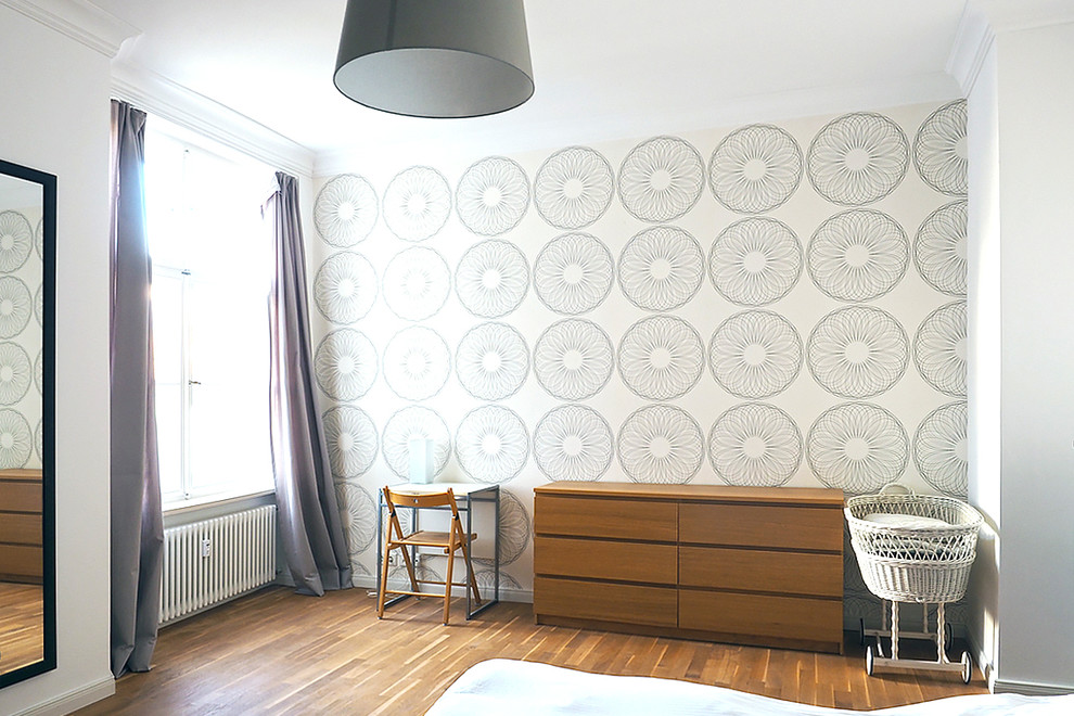 Großes Modernes Hauptschlafzimmer mit bunten Wänden und hellem Holzboden in Berlin