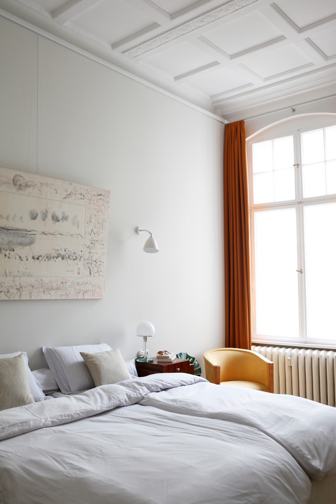 Exemple d'une grande chambre d'amis avec un mur gris, un sol en bois brun et un sol beige.