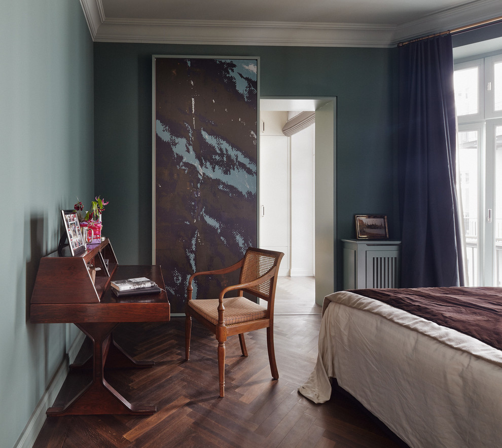 Idéer för mellanstora eklektiska sovrum, med blå väggar och mellanmörkt trägolv