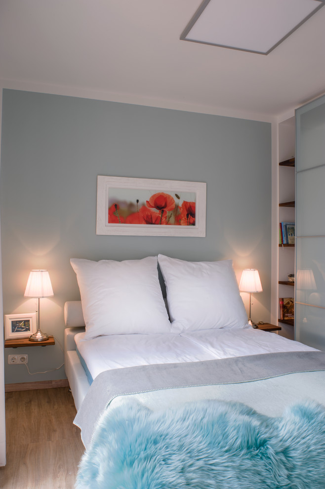 Пример оригинального дизайна: маленькая спальня в современном стиле с синими стенами и паркетным полом среднего тона без камина для на участке и в саду