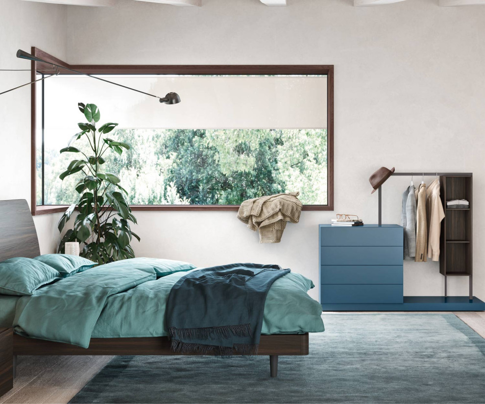 Mittelgroßes Modernes Hauptschlafzimmer ohne Kamin mit grauer Wandfarbe, hellem Holzboden, beigem Boden und freigelegten Dachbalken in Stuttgart