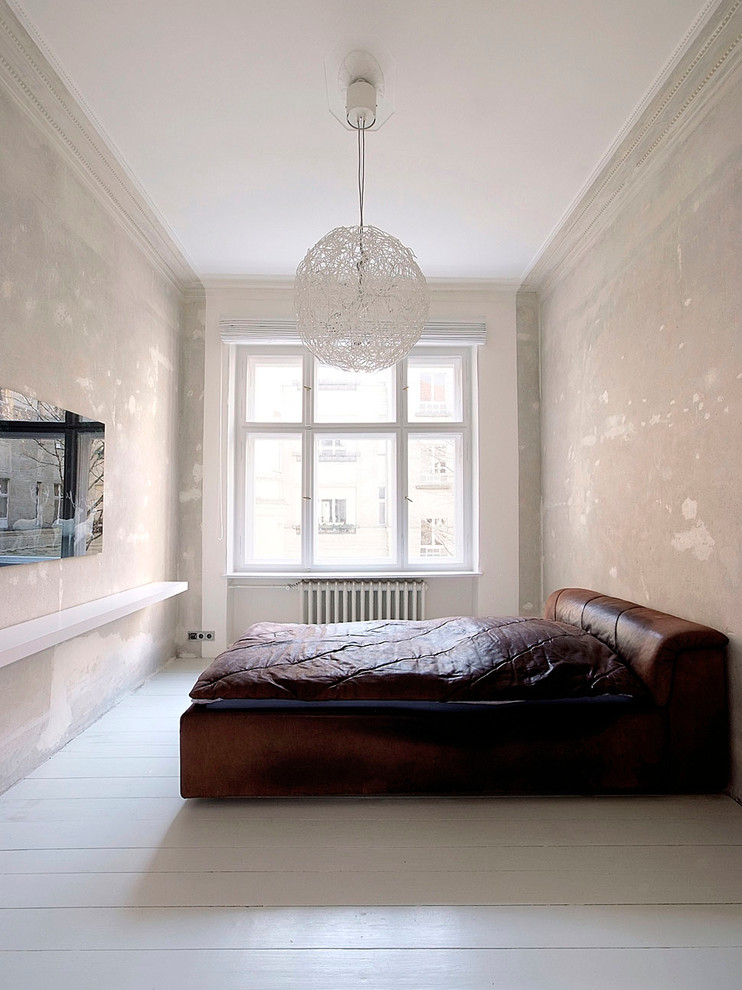 Diseño de dormitorio principal y televisión contemporáneo de tamaño medio sin chimenea con paredes blancas y suelo de madera pintada