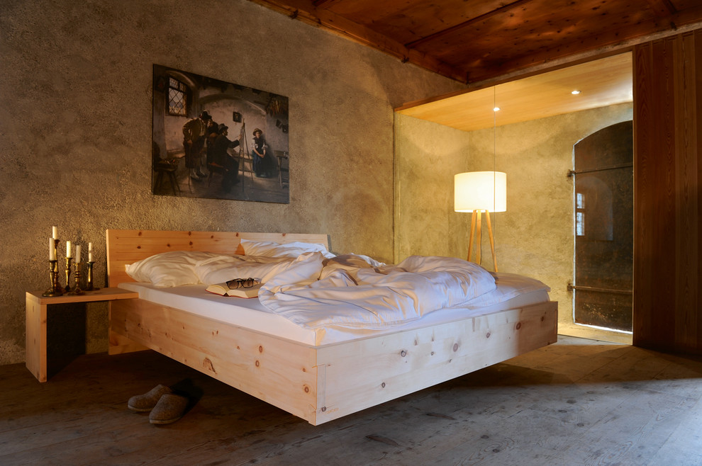 Diseño de dormitorio principal rural de tamaño medio sin chimenea con paredes grises y suelo beige