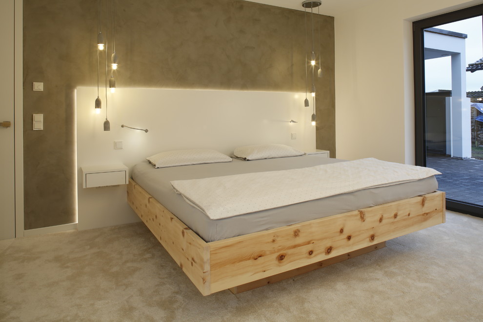 Mittelgroßes Modernes Hauptschlafzimmer mit weißer Wandfarbe, Teppichboden und beigem Boden in Frankfurt am Main