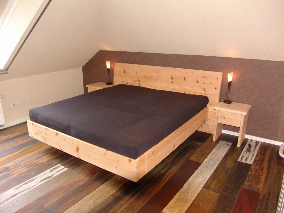 Diseño de dormitorio principal contemporáneo grande con paredes marrones, suelo de corcho y suelo marrón