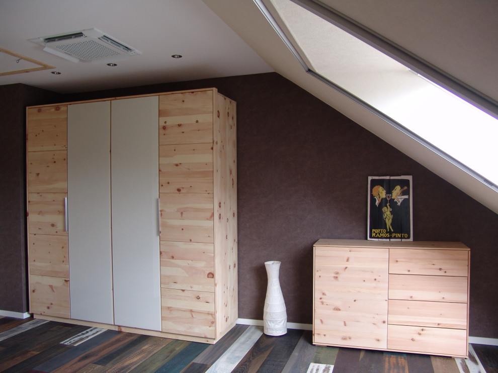 На фото: большая хозяйская спальня в современном стиле с коричневыми стенами, пробковым полом и коричневым полом