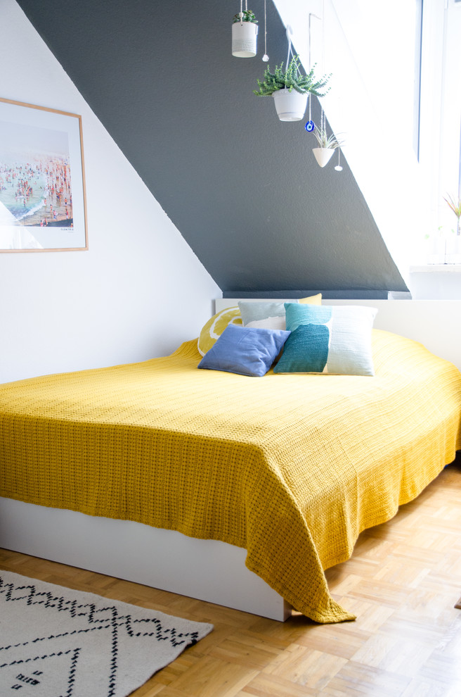 Стильный дизайн: гостевая спальня (комната для гостей) на мансарде в стиле модернизм с светлым паркетным полом и серыми стенами без камина - последний тренд