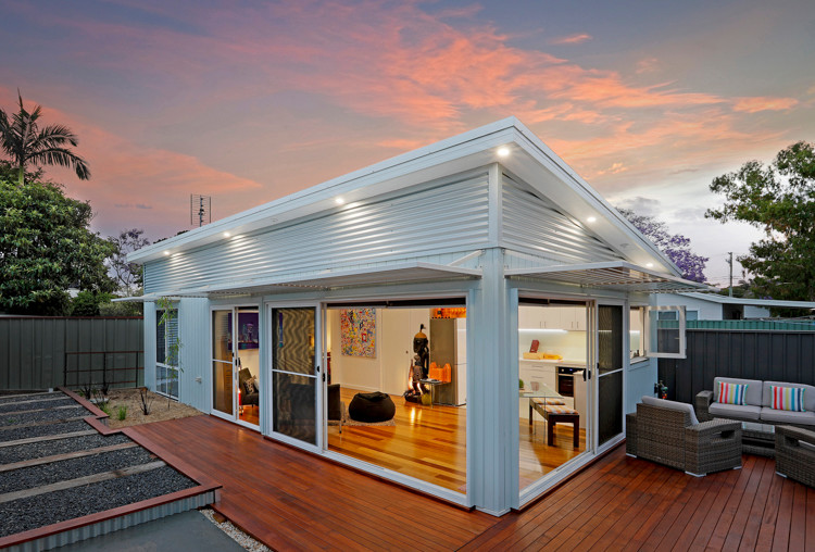 This is an example of a medium sized contemporary detached guesthouse in Central Coast.
