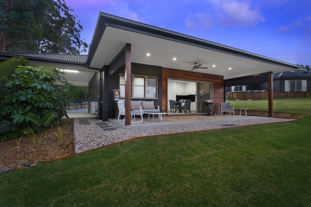 Photo of a modern detached guesthouse in Sunshine Coast.