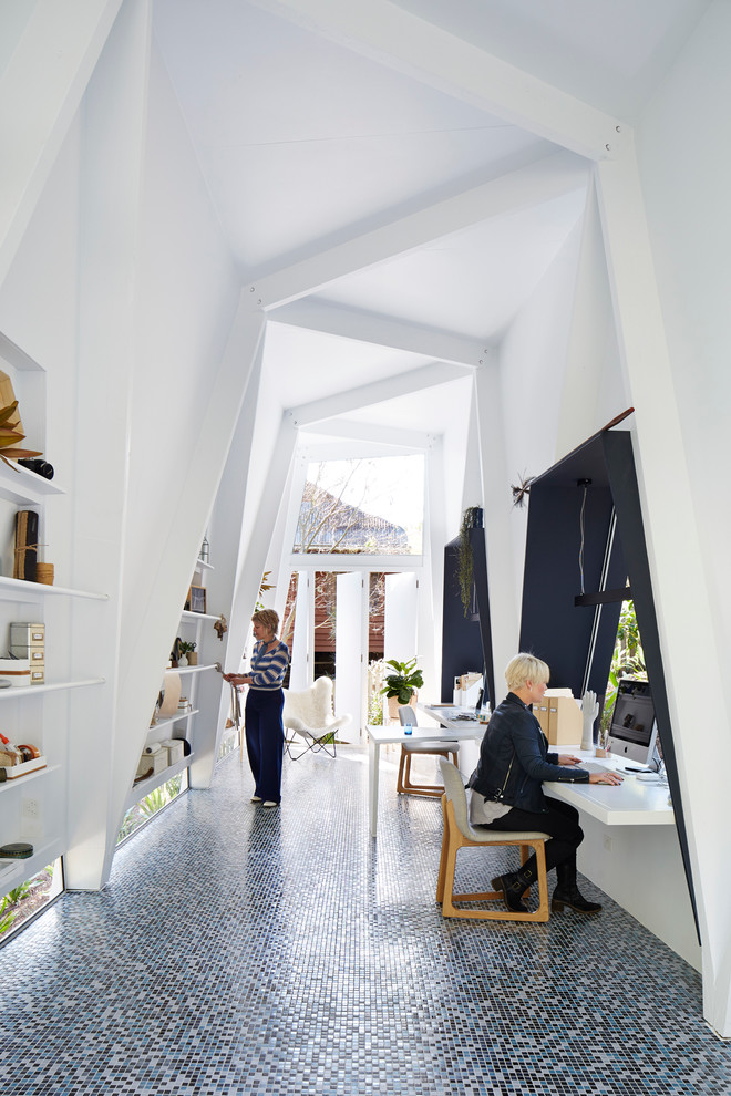 Aménagement d'un petit abri de jardin séparé moderne avec un bureau, studio ou atelier.