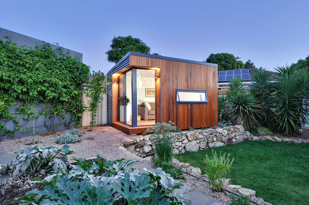 Пример оригинального дизайна: маленький отдельно стоящий домик для гостей в современном стиле для на участке и в саду