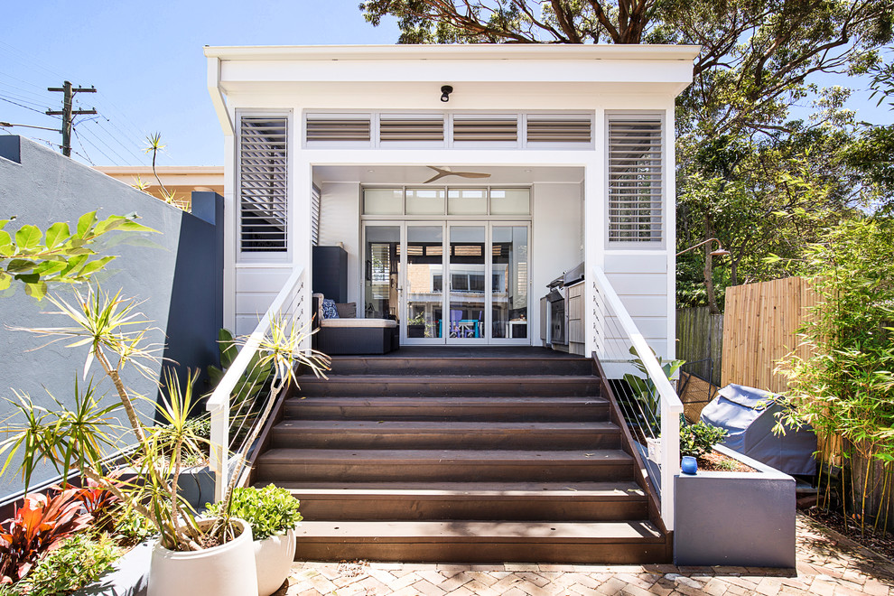 Свежая идея для дизайна: маленький отдельно стоящий домик для гостей в морском стиле для на участке и в саду - отличное фото интерьера