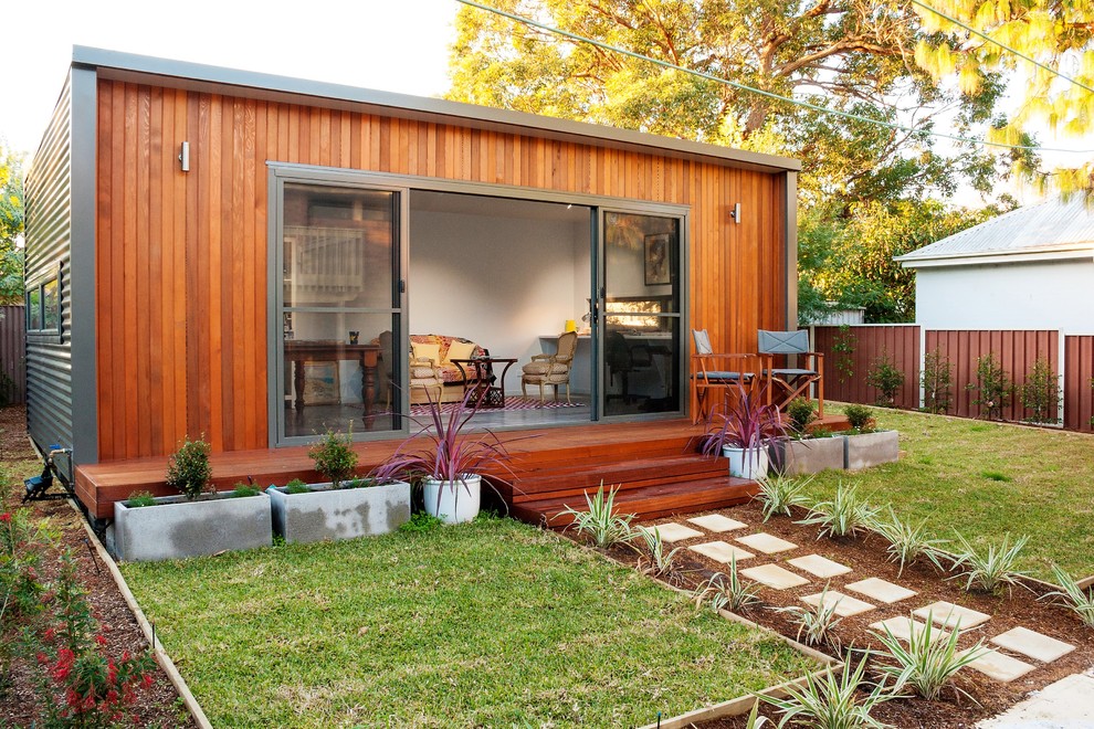 Idée de décoration pour un petit abri de jardin séparé design avec un bureau, studio ou atelier.