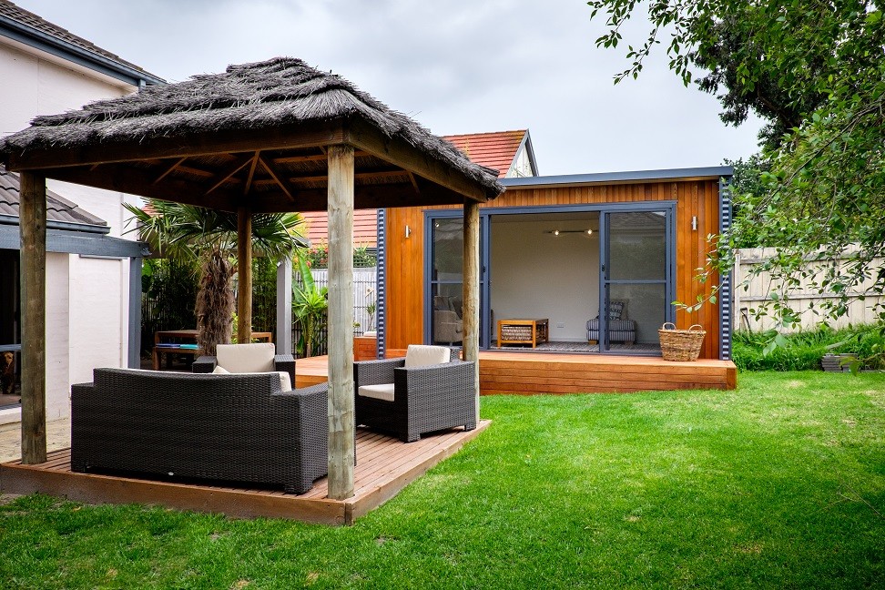 Источник вдохновения для домашнего уюта: маленький отдельно стоящий домик для гостей в современном стиле для на участке и в саду