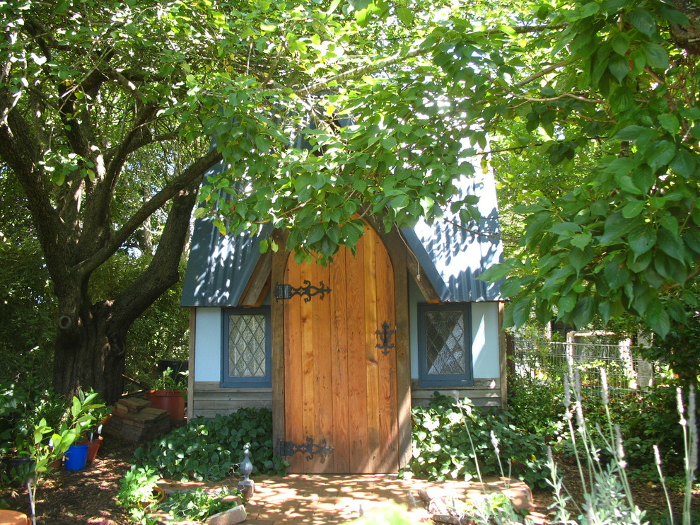 Cette image montre un petit abri de jardin séparé traditionnel.