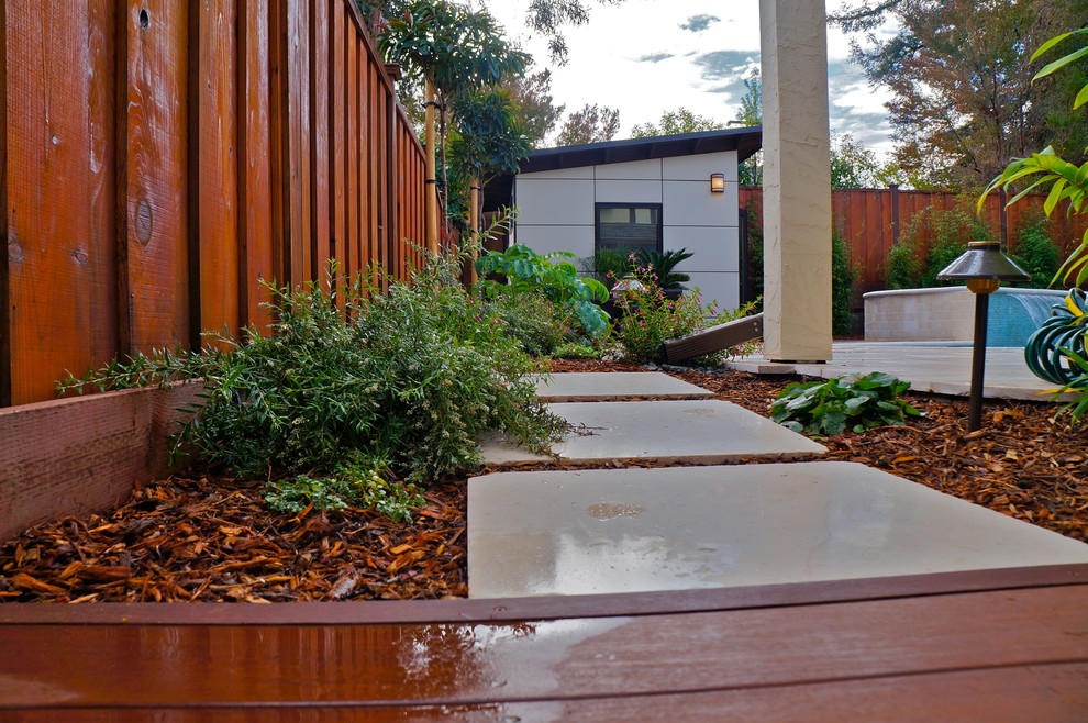 This is an example of a small contemporary detached guesthouse in San Francisco.