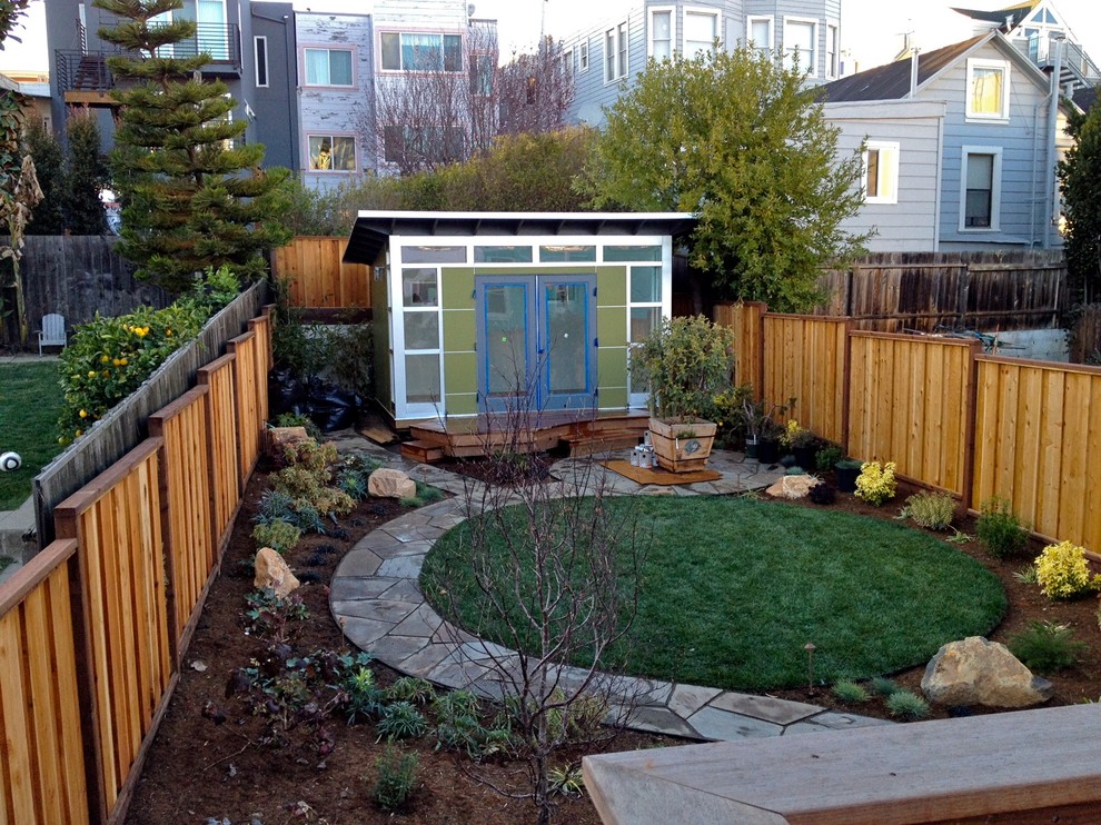 Cette image montre un abri de jardin séparé design de taille moyenne avec un bureau, studio ou atelier.