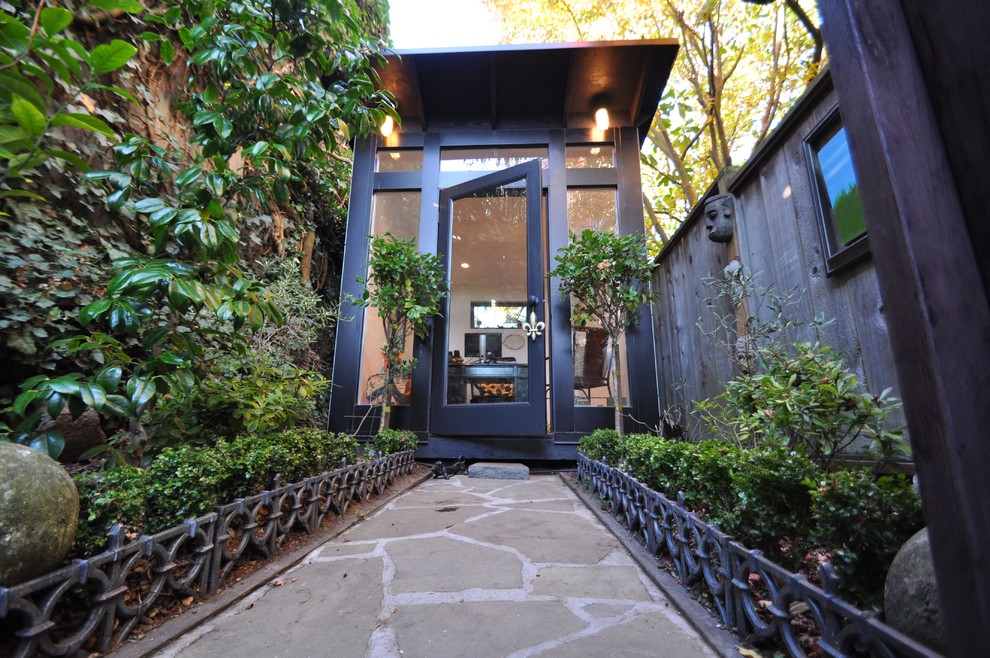 Photo of a small modern detached office/studio/workshop in San Francisco.