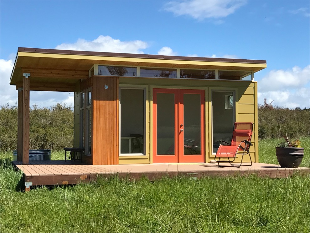 Freistehendes, Mittelgroßes Modernes Gartenhaus als Arbeitsplatz, Studio oder Werkraum in Seattle