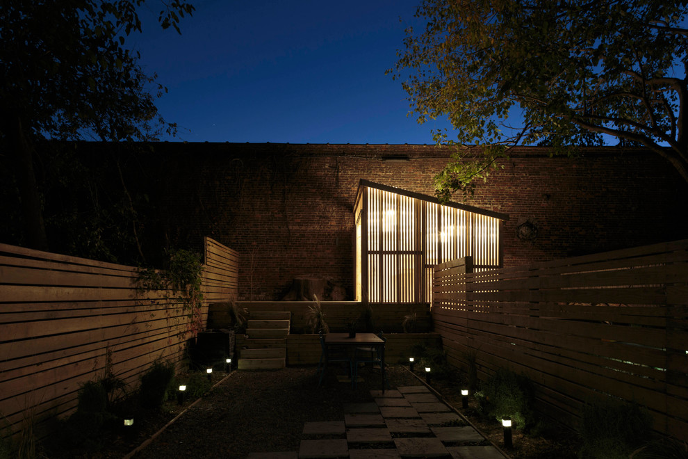Стильный дизайн: маленький отдельно стоящий сарай на участке в стиле модернизм для на участке и в саду - последний тренд