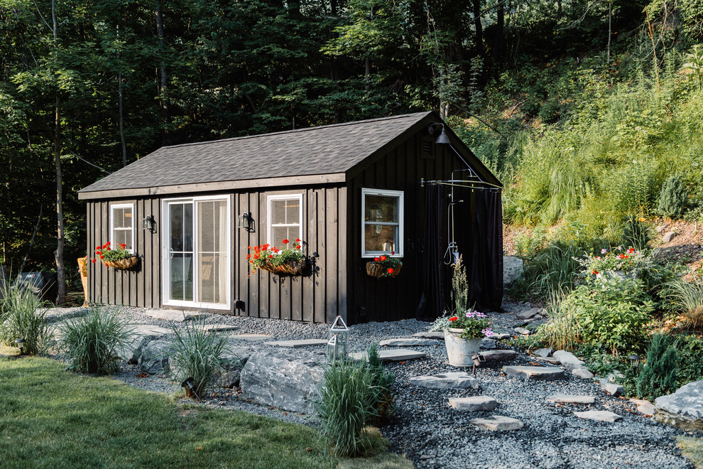 На фото: маленький отдельно стоящий домик для гостей в стиле кантри для на участке и в саду