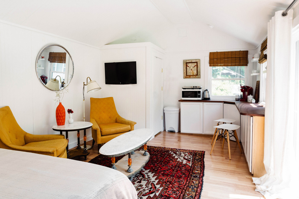 Свежая идея для дизайна: маленькая гостиная комната в стиле кантри для на участке и в саду - отличное фото интерьера