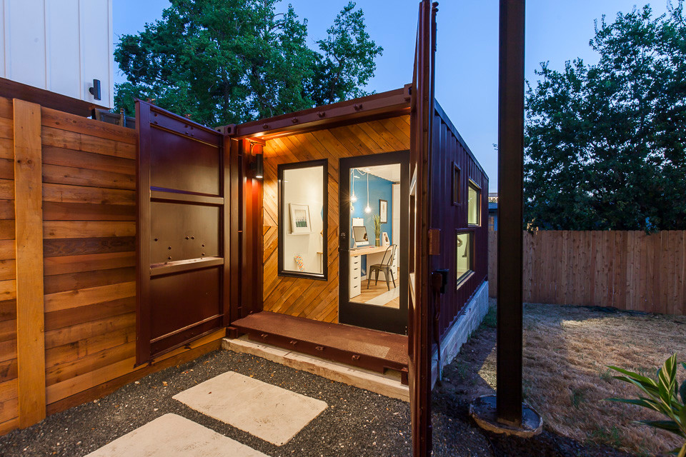 На фото: маленький отдельно стоящий домик для гостей в стиле неоклассика (современная классика) для на участке и в саду с