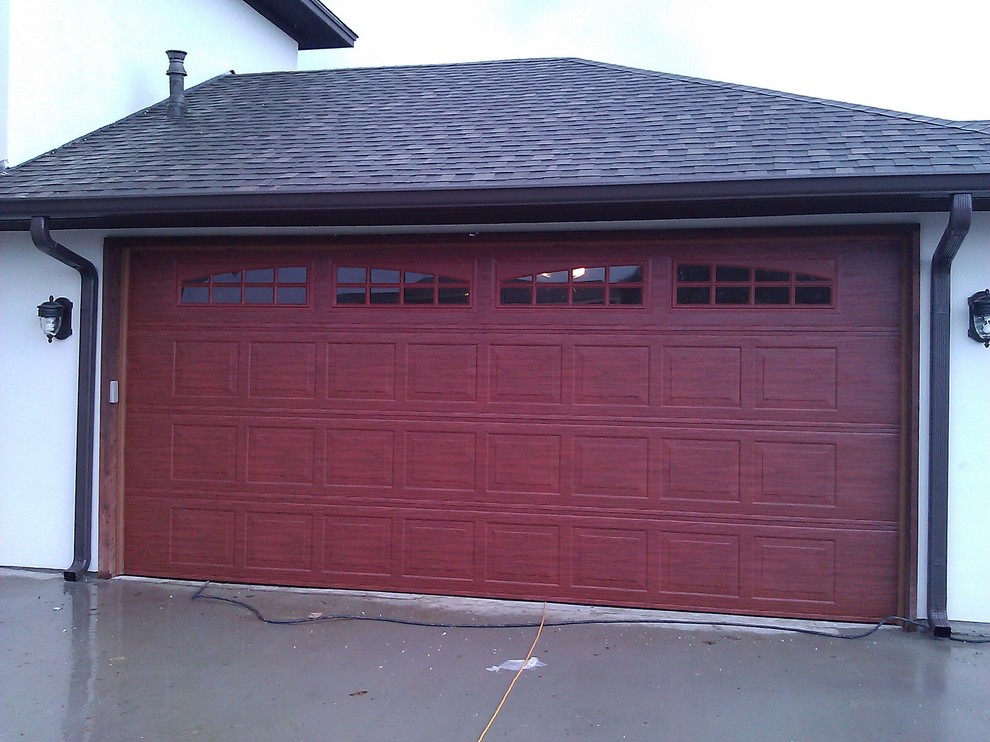 Photo of a traditional garage in Dallas.