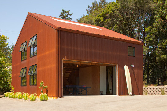 Exempel på en mellanstor industriell fristående garage och förråd