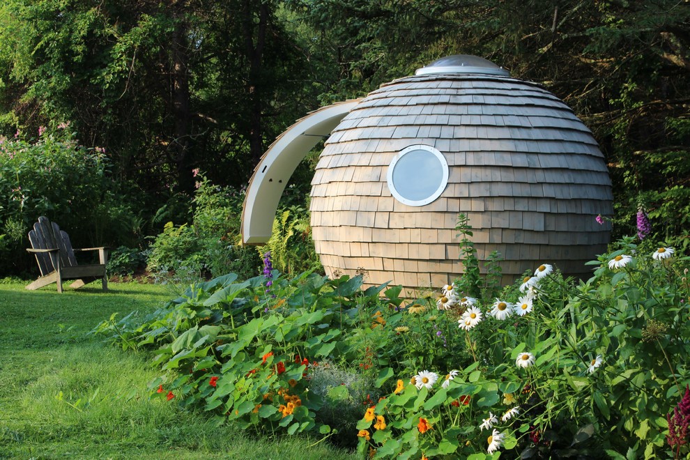 Diseño de estudio en el jardín independiente ecléctico de tamaño medio