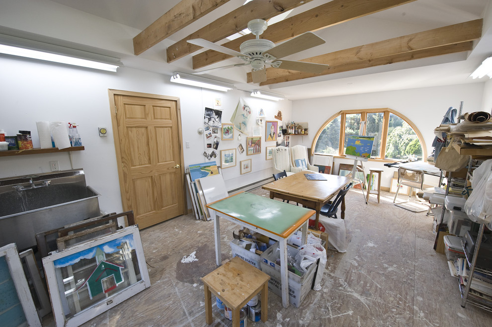Exemple d'un abri de jardin éclectique avec un bureau, studio ou atelier.