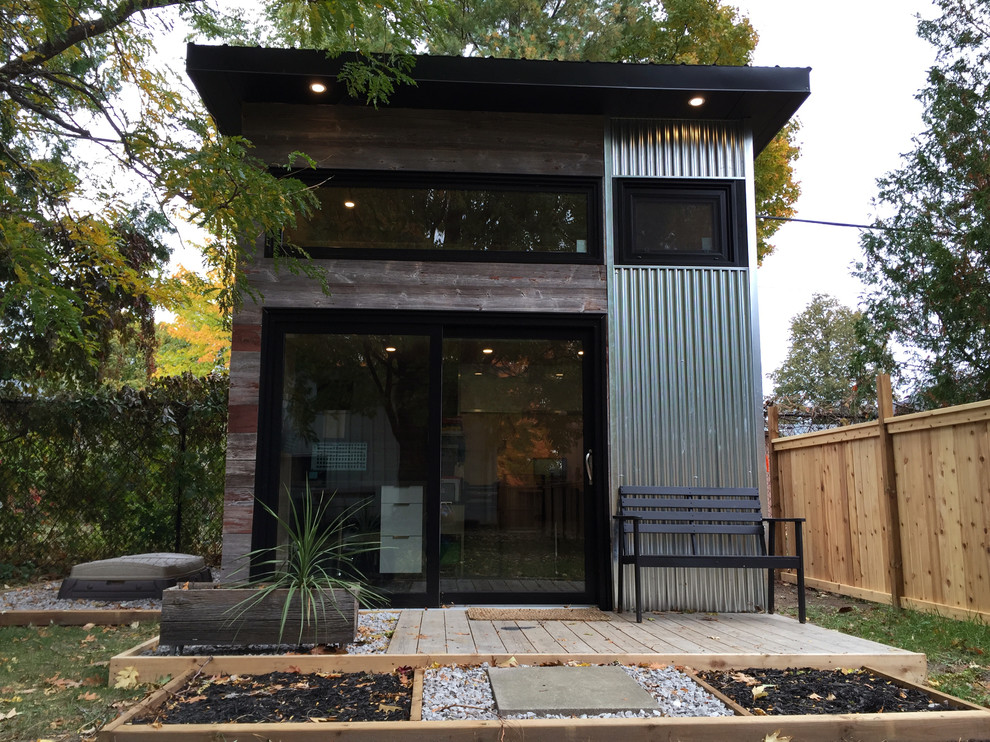 This is an example of a small modern detached office/studio/workshop in Toronto.