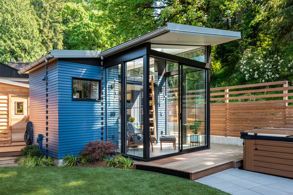Стильный дизайн: маленький отдельно стоящий домик для гостей в современном стиле для на участке и в саду - последний тренд