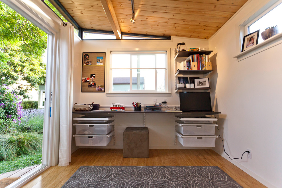 This is an example of a small modern detached guesthouse in San Francisco.