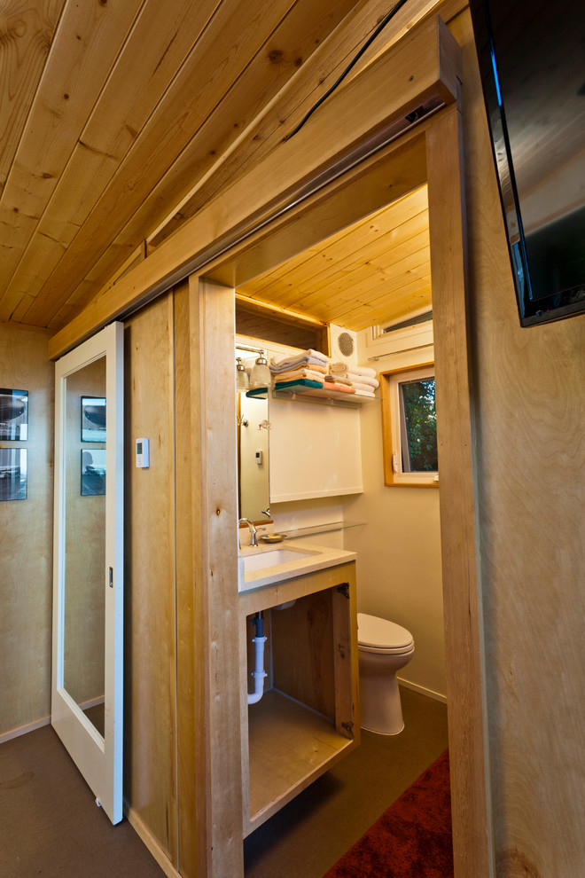 Стильный дизайн: отдельно стоящий домик для гостей среднего размера в стиле модернизм - последний тренд