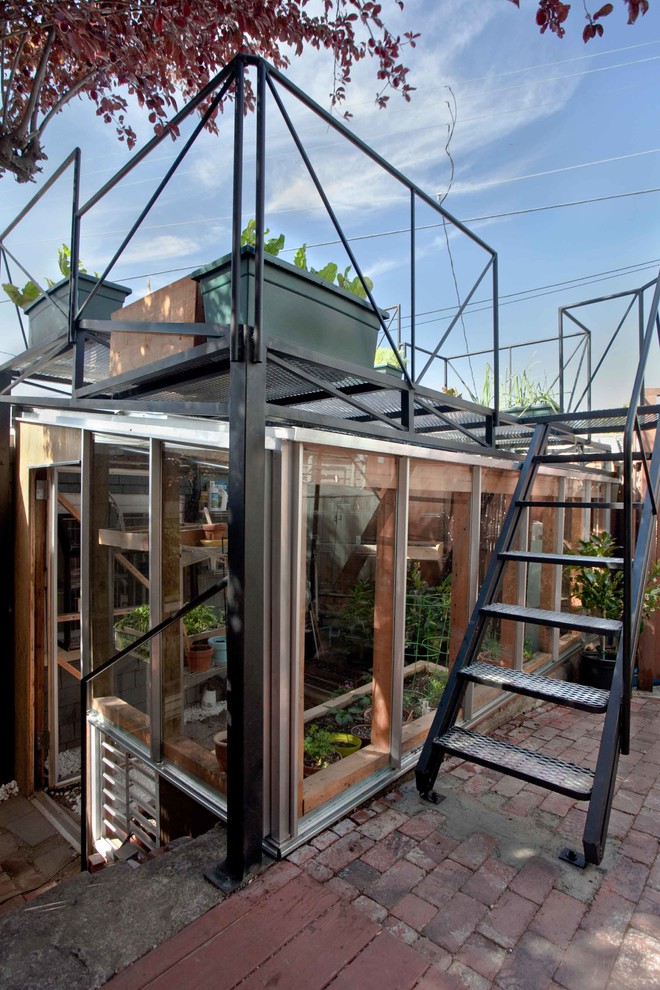 Bild på en funkis garage och förråd, med växthus