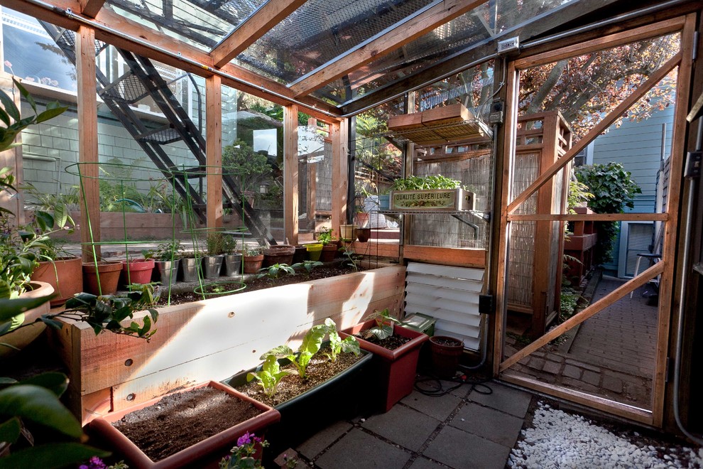 Inspiration för en funkis garage och förråd, med växthus