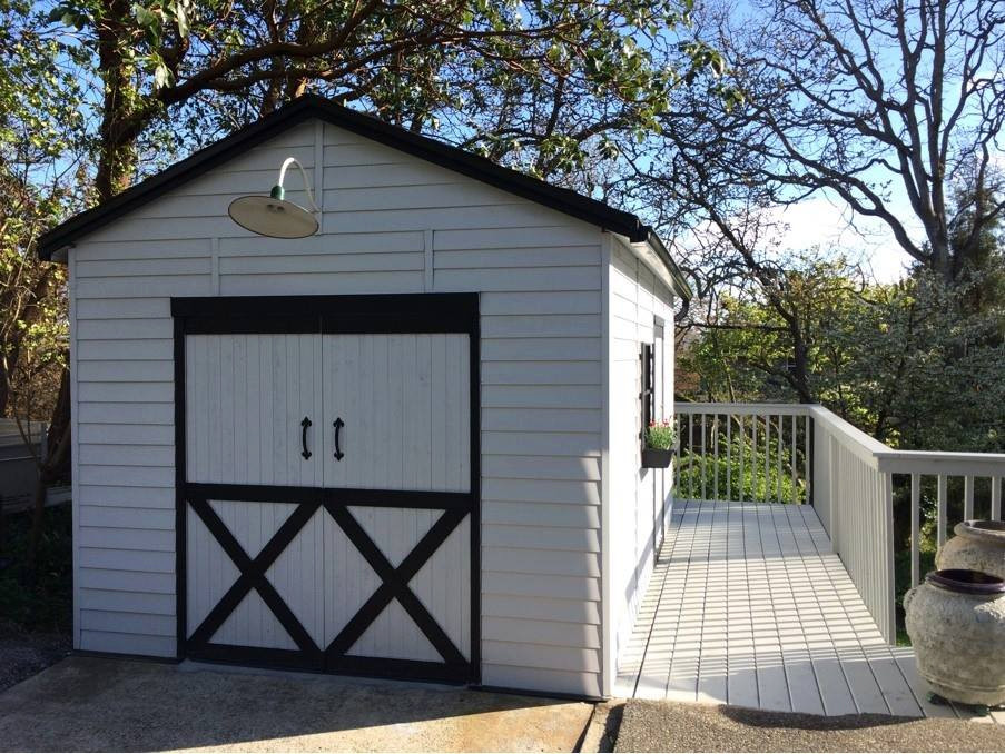 Idées déco pour un grand abri de jardin séparé moderne.