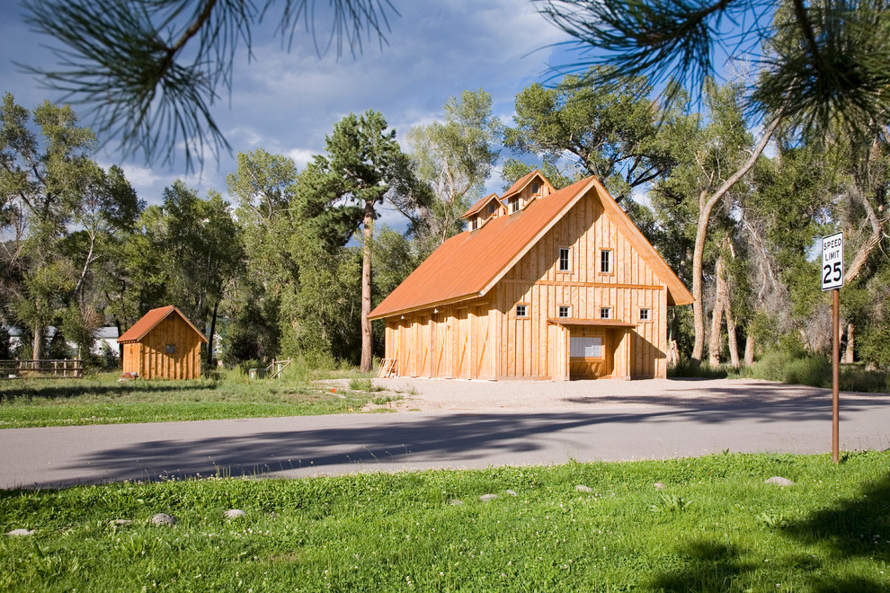 Design ideas for a classic detached barn in Denver.
