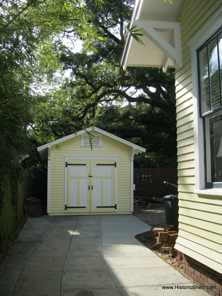 Inspiration for a craftsman detached garden shed remodel in Tampa