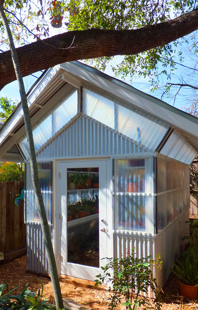 Modern inredning av en liten fristående garage och förråd, med växthus