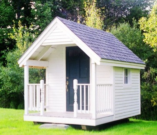 На фото: маленький отдельно стоящий домик для гостей в стиле неоклассика (современная классика) для на участке и в саду